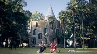 Justina y Alexia, frente a la propiedad que heredó de su antigua empleadora junto a un campo de más de 60 hectáreas en la zona de Lobos.