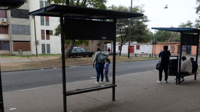 Inocentes. Al parecer uno de los tiradores se dio vuelta y disparó contra quienes esperaban el colectivo.