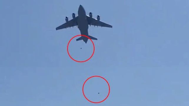 Horror en Afganistán: intentan huir aferrados a un avión y caen desde el aire