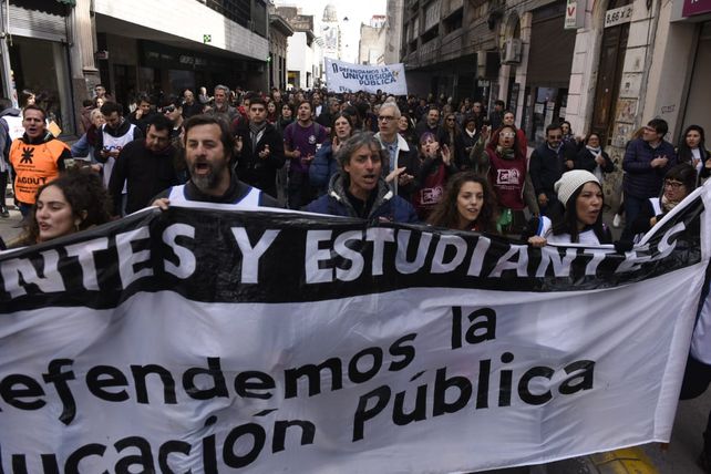 Una multitudinaria marcha cerró filas en defensa de la universidad pública