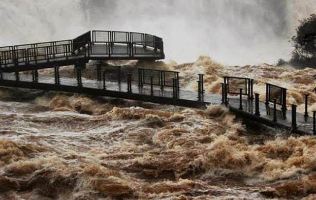 La impresionante crecida obligó a cerrar la pasarela casi tapada por las aguas e inhabilitar el circuito Garganta del Diablo.