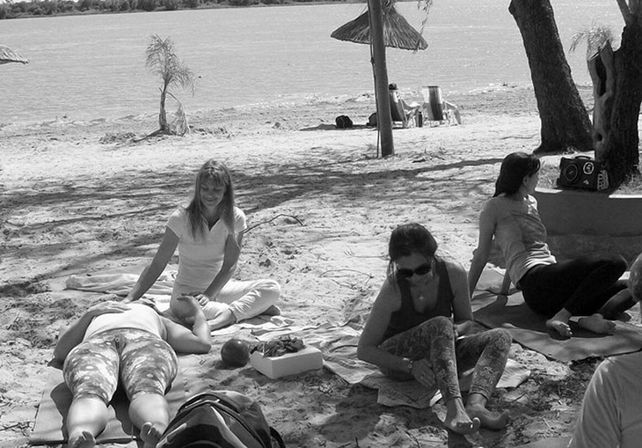 Volvió el yoga a la playa del Municipal