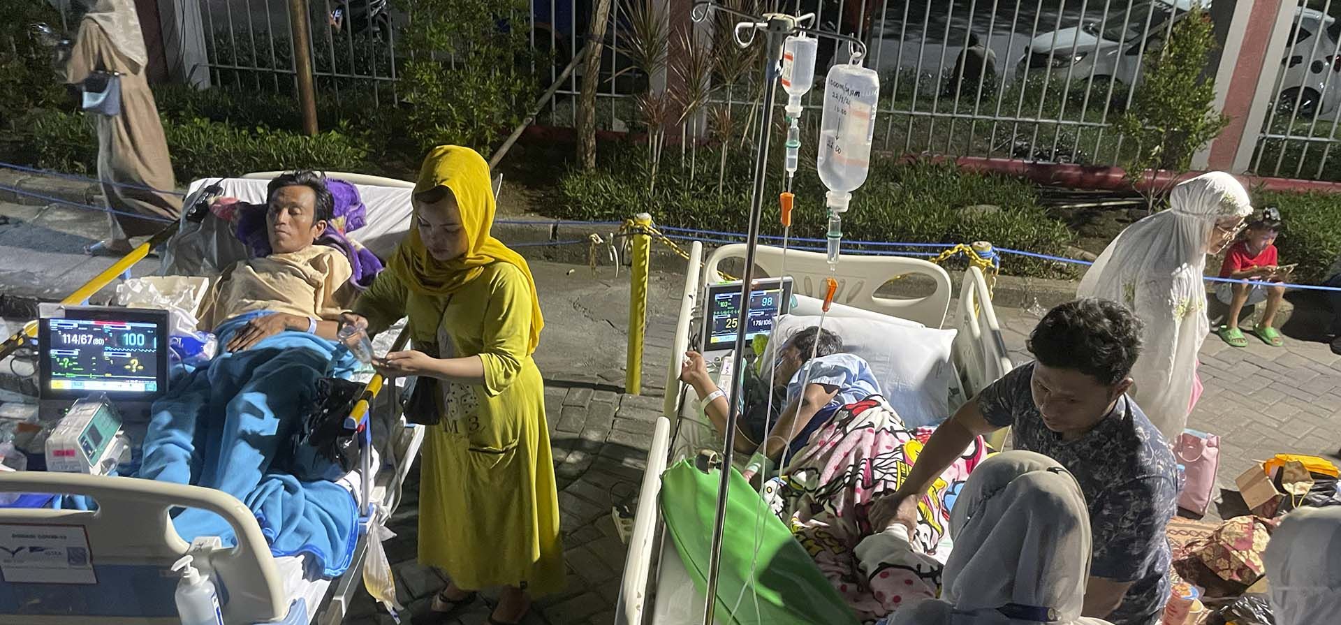 Los pacientes reciben tratamiento en el estacionamiento de un hospital luego de un terremoto en Surabaya, Java Oriental, Indonesia, el viernes 22 de marzo de 2024. Un terremoto submarino fuerte y poco profundo sacudió el lado oriental de la isla principal de Java en Indonesia el viernes, causando algunos daños. pero no hay informes inmediatos de víctimas. (Foto AP/Trisnadi) Los pacientes reciben tratamiento en el estacionamiento de un hospital luego de un terremoto en Surabaya, Java Oriental, Indonesia, el viernes 22 de marzo de 2024. Un terremoto submarino fuerte y poco profundo sacudió el lado oriental de la isla principal de Java en Indonesia el viernes, causando algunos daños. pero no hay informes inmediatos de víctimas. (Foto AP/Trisnadi)