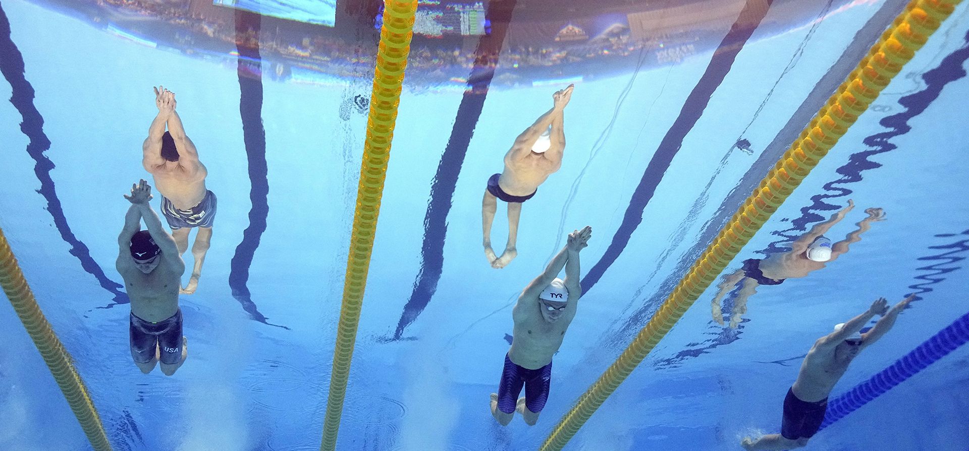 De izquierda a derecha, Carson Foster, de Estados Unidos, Leon Marchand, de Francia, y Krzysztof Chmielewski, de Polonia, compiten en la final masculina de 200 metros mariposa en el Campeonato Mundial de Natación en Fukuoka, Japón, el miércoles 26 de julio de 2023. (Foto AP/David J. Phillip)