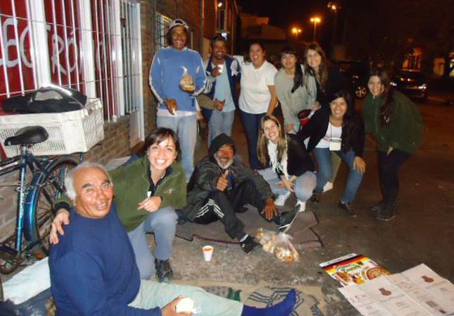 Atención. Son entre 60 y 65 las personas que asisten a diario / Foto: Gentileza Actitud Solidaria