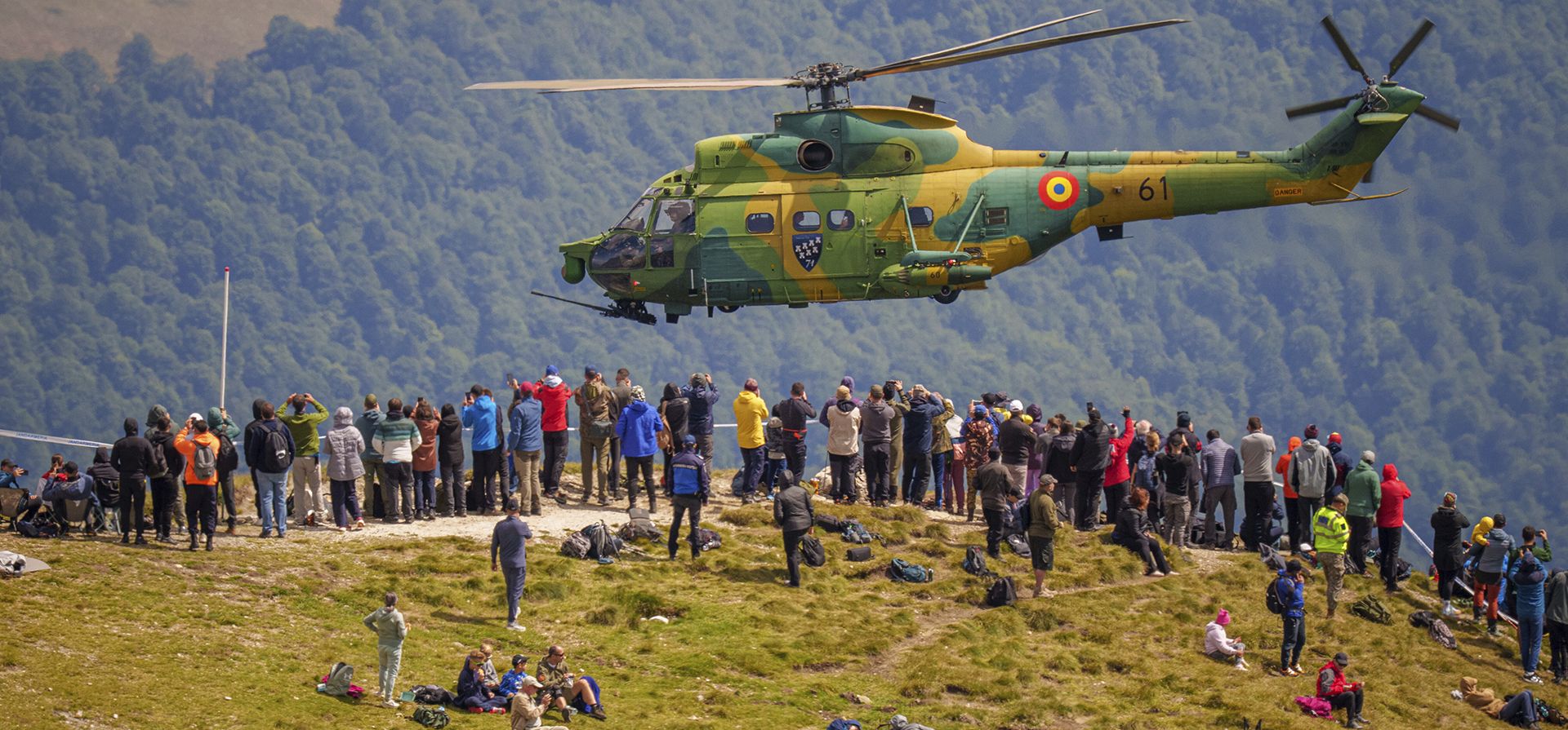 Aficionados a la aviación observan un espectáculo de aviación militar y acrobática cerca de la Cruz de los Héroes en el pico Caraiman, en la cima de las montañas Bucegi, en Busteni, Rumania, el martes 26 de agosto de 2025. (Foto AP/Vadim Ghirda) Aficionados a la aviación observan un espectáculo de aviación militar y acrobática cerca de la Cruz de los Héroes en el pico Caraiman, en la cima de las montañas Bucegi, en Busteni, Rumania, el martes 26 de agosto de 2025. (Foto AP/Vadim Ghirda)