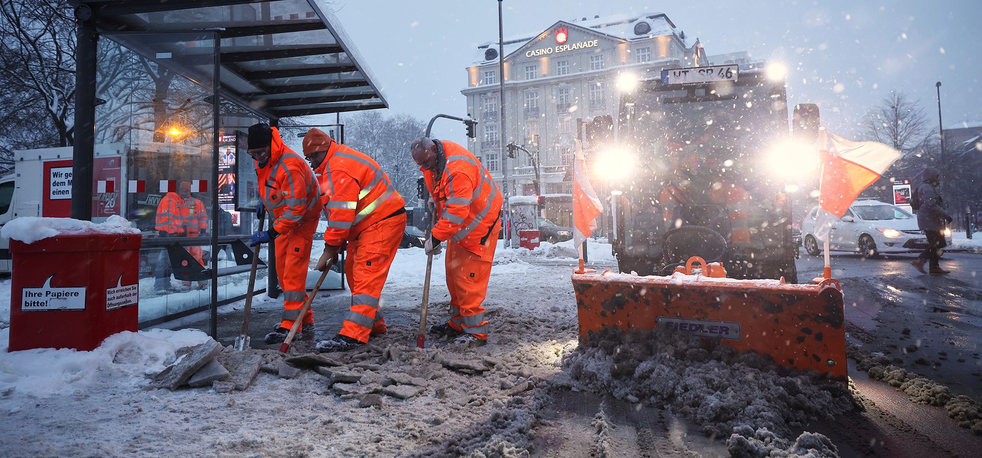 Trabajadores municipales de Hamburgo retiran el hielo y la nieve de una parada de autobús en Stephansplatz, Hamburgo, Alemania, el viernes 9 de enero de 2026. (Christian Charisius/dpa vía AP) Trabajadores municipales de Hamburgo retiran el hielo y la nieve de una parada de autobús en Stephansplatz, Hamburgo, Alemania, el viernes 9 de enero de 2026. (Christian Charisius/dpa vía AP)