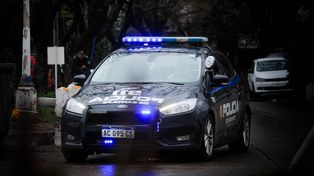 Policías de Villa Gobernador Gálvez actuaron en la asistencia de un vecino que se había atragantado con un trozo de alimento.&nbsp;