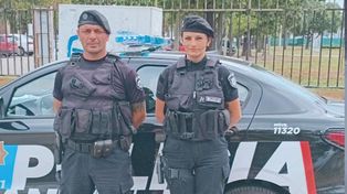 Los oficiales lograron reanimar al bebé mientras lo trasladaban al hospital.