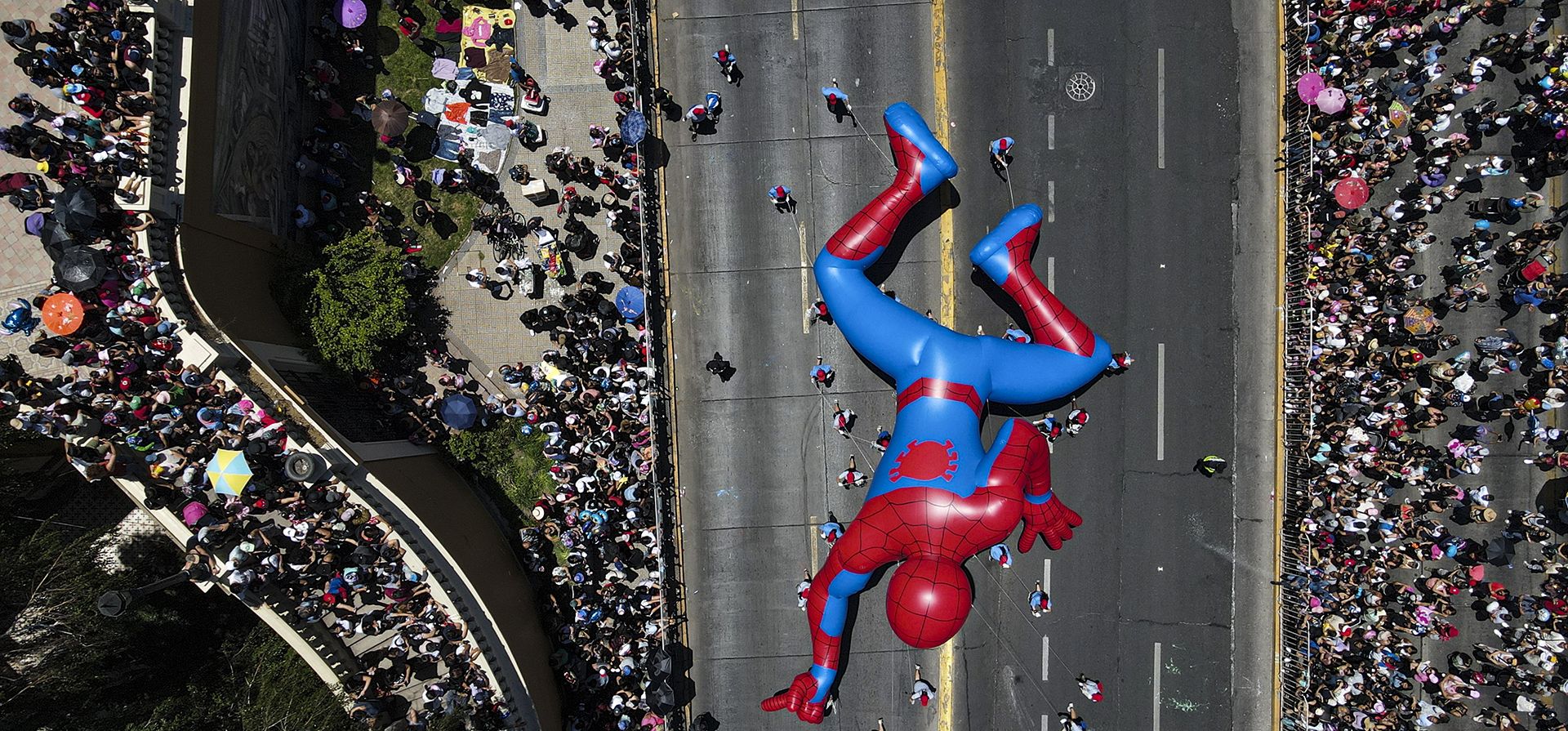 Un globo de Spiderman pasa por una calle durante un festival navideño en Ciudad de México, México, el domingo 1 de diciembre de 2024. (Foto AP/Esteban Felix) Un globo de Spiderman pasa por una calle durante un festival navideño en Ciudad de México, México, el domingo 1 de diciembre de 2024. (Foto AP/Esteban Felix)