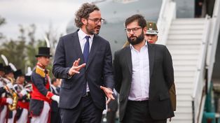 El canciller Santiago Cafiero recibió en Ezeiza al mandatario chileno, Gabriel Boric.