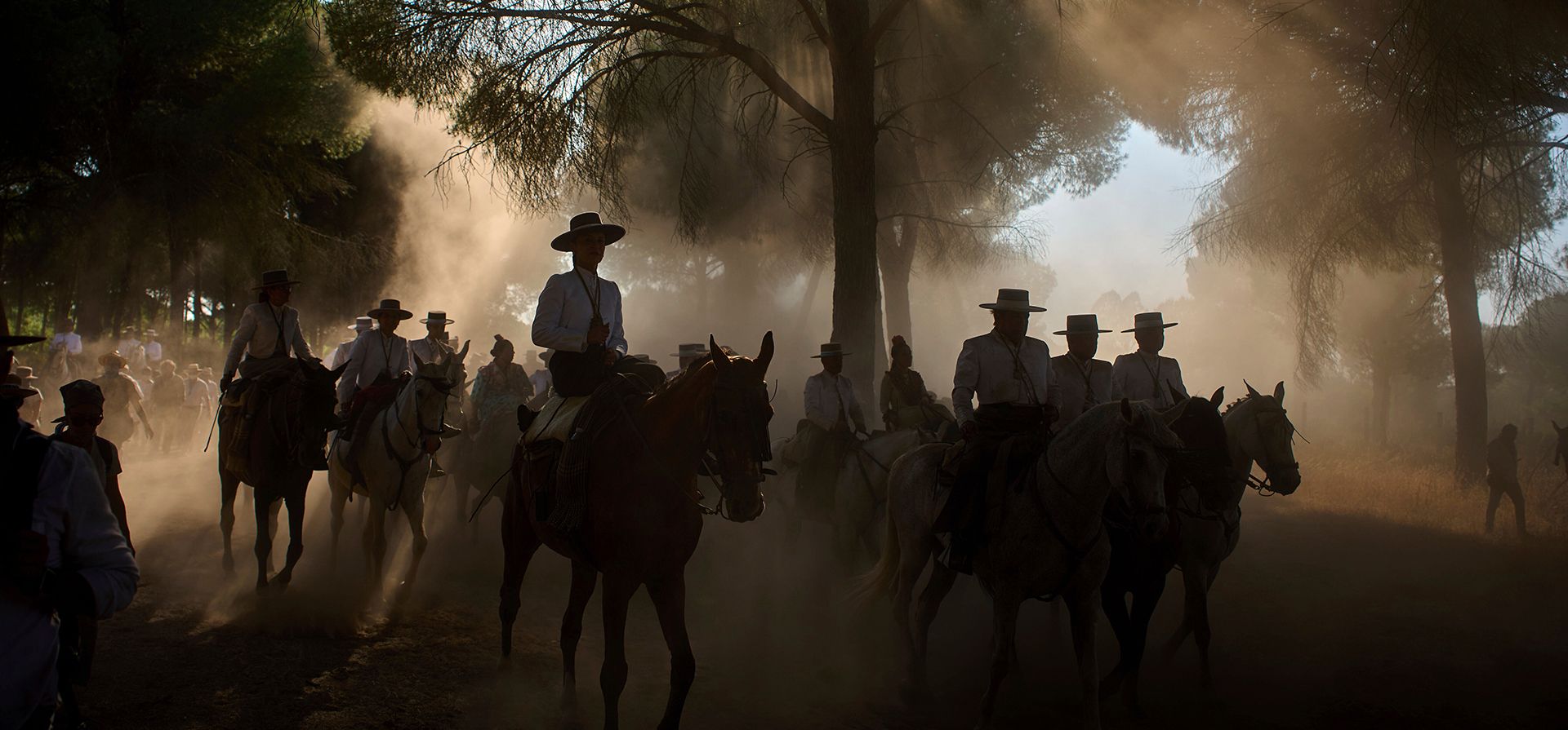Peregrinos cabalgan por un terreno polvoriento hacia la ermita del Rocío durante la peregrinación anual, cerca de Aznalcázar, España, el 6 de junio de 2025. La foto fue seleccionada para el premio anual de fotografía en la sección religión. (Foto AP/Emilio Morenatti, Archivo) Peregrinos cabalgan por un terreno polvoriento hacia la ermita del Rocío durante la peregrinación anual, cerca de Aznalcázar, España, el 6 de junio de 2025. La foto fue seleccionada para el premio anual de fotografía en la sección religión. (Foto AP/Emilio Morenatti, Archivo)