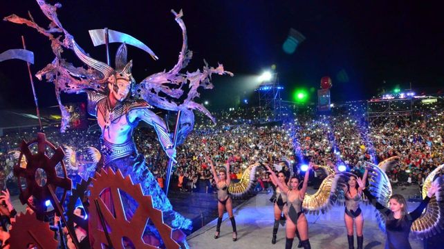 Paraná vivió su noche disfrazada junto a miles de visitantes de todo el país