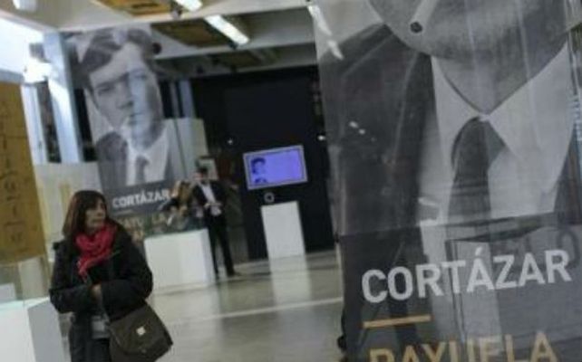 Representación. El pabellón nacional en la muestra editorial parisiense.