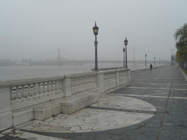 ¿Londres? No. Entre la niebla... el Puente Colgante