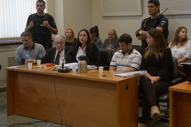 Con abogados. A la izquierda y con cabeza gacha