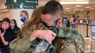 Video: esta nena se emociona al ver a su hermano militar de 19 años en el aeropuerto
