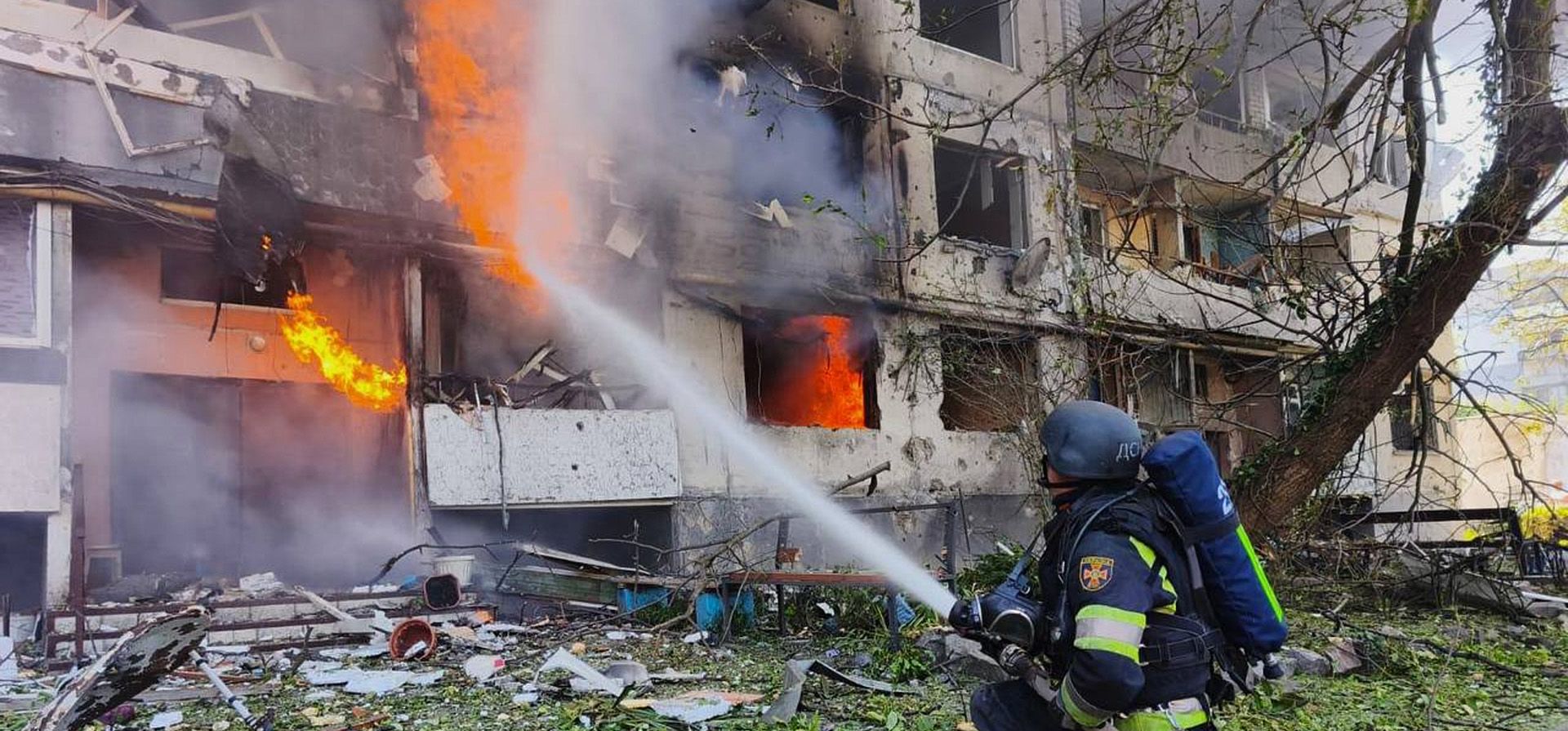 Bomberos apagan un incendio en un edificio residencial tras un ataque aéreo ruso en Pavlohrad, región de Dnipropetrovsk, Ucrania, el lunes 20 de julio de 2026. (Servicio de Emergencia de Ucrania vía AP) Bomberos apagan un incendio en un edificio residencial tras un ataque aéreo ruso en Pavlohrad, región de Dnipropetrovsk, Ucrania, el lunes 20 de julio de 2026. (Servicio de Emergencia de Ucrania vía AP)