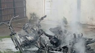 Quedó al descubierto que un preso por robo fue quien incendió tres motos en la Comisaría 8°