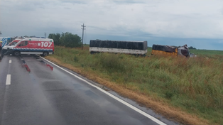 Uno de los camiones terminó despistado a varios metros de la ruta.&nbsp;