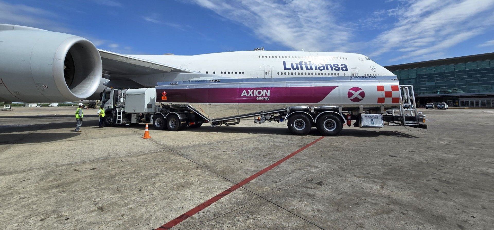 Danes fabricó para Axion un camión de carga de combustible para aviones inédito en el país