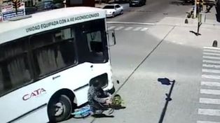 Iba en bicicleta, un colectivo lo chocó y salió caminando