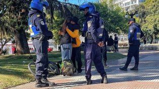Indignación en Paraná: un operativo policial contra un vendedor de libros en la plaza