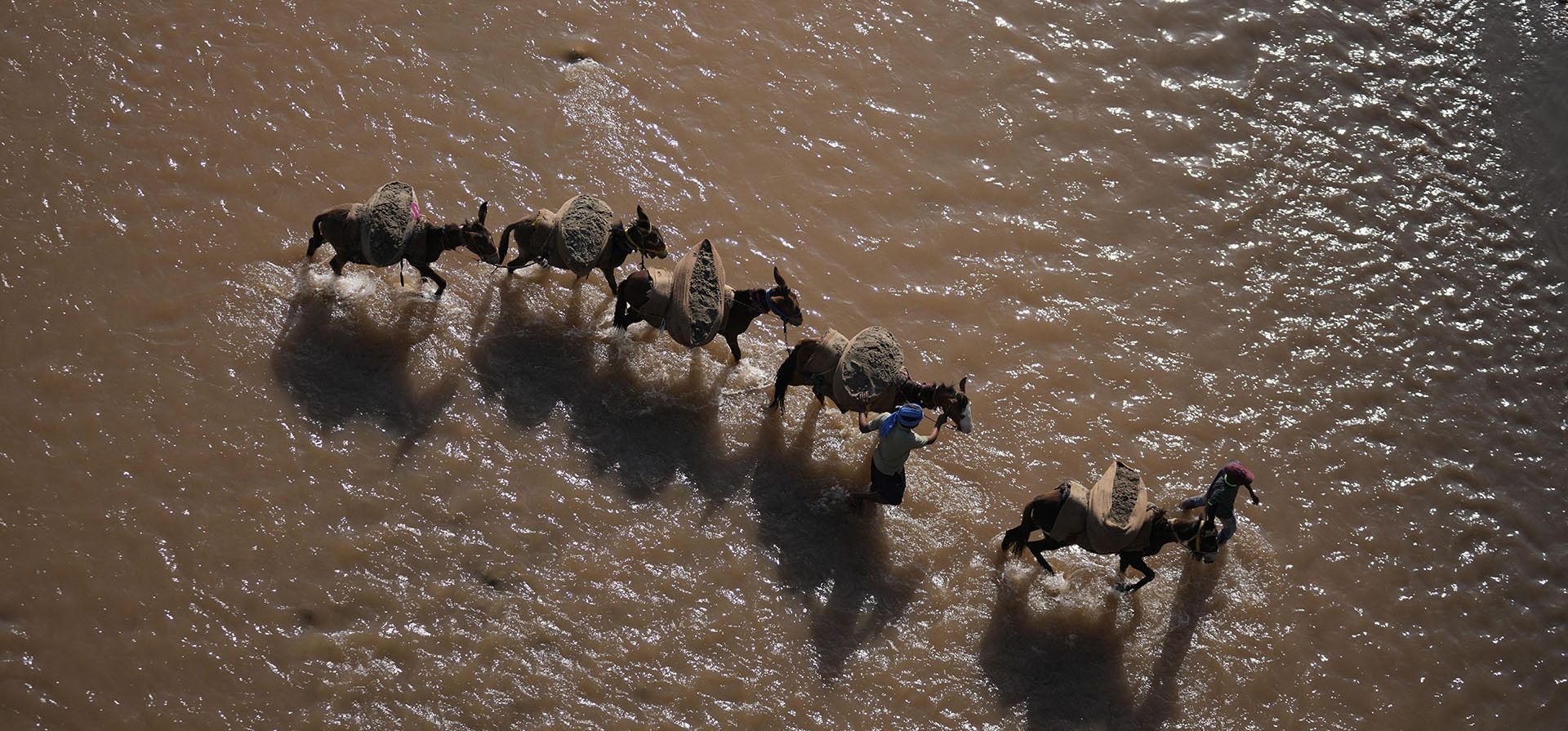 Hombres indios recogen arena a caballo y cruzan un río Tawi contaminado en el Día Mundial del Medio Ambiente en Jammu, India, el lunes 5 de junio de 2023. (Foto AP/Channi Anand) Hombres indios recogen arena a caballo y cruzan un río Tawi contaminado en el Día Mundial del Medio Ambiente en Jammu, India, el lunes 5 de junio de 2023. (Foto AP/Channi Anand)