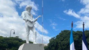 La estatua es obra del artista argentino Martin Di Girolamo.
