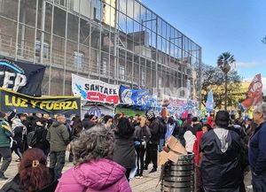 Argentina no se vende: organizaciones sociales coparon El Molino y se manifestaron contra el proyecto de ley sobre la propiedad privada