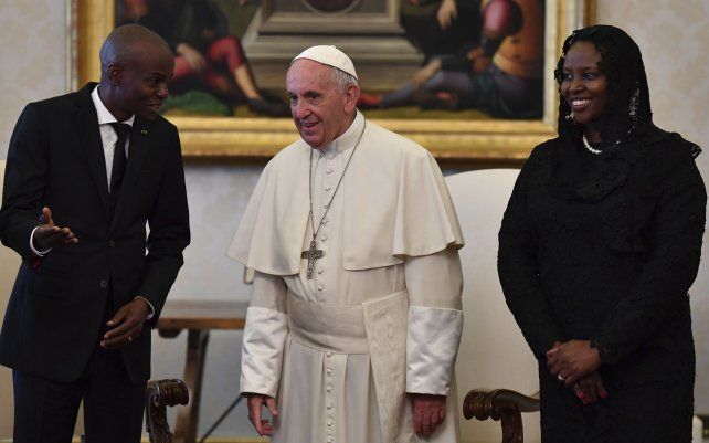 Imagen de archivo del 26 de enero de 2018, el presidente de Haití, Jovenel Moise, y su esposa Martine Marie Etienne Joseph con el Papa Francisco durante una audiencia privada en el Vaticano. El Papa Francisco envió sus condolencias al gobierno por el