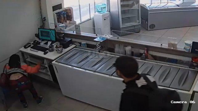 Robaron una heladería, escaparon en colectivo pero termiraon tras las rejas