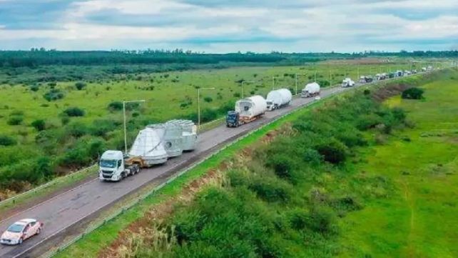 Parte del convoy de camiones que transportó materiales desde Brasil.&nbsp;