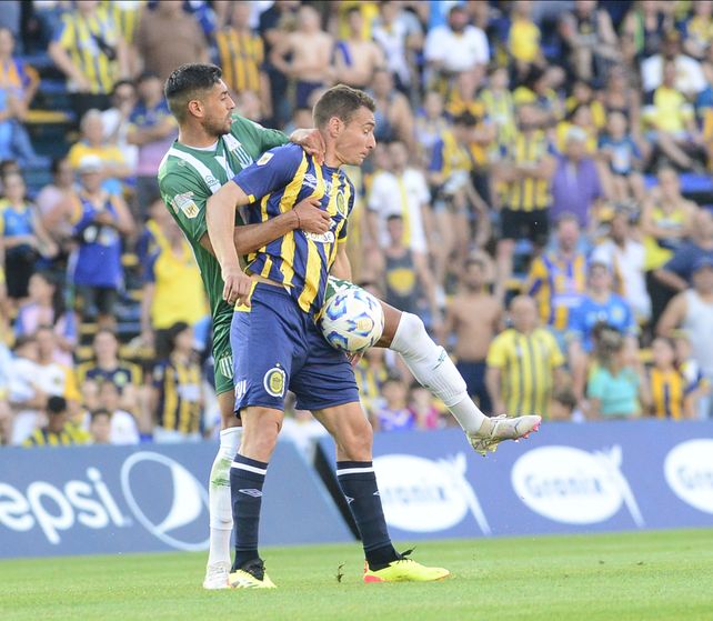 Marco Ruben batalla contra uno de los centrales de Banfield. El 9 canalla jugó los 90 minutos.