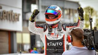 Rubens Barrichello festejó en la segunda carrera este domingo en el Súper TC2000.