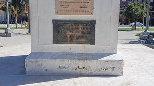 La cruz esvástica está en la placa de bronce de una pirámide en la Plaza 25 de Mayo
