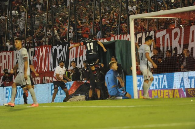 Newells fue contundente, tuvo fútbol y goleó a un Colón sin alma por 4 a 0