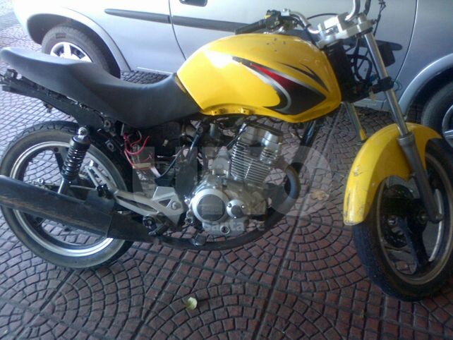 Secuestraron moto robada y apresaron a dos jóvenes que intentaron evitar un control