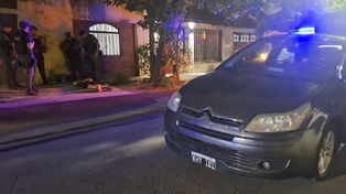 El Citröen en el que iban los sospechosos que se tirotearon con personal de la Policía Federal.