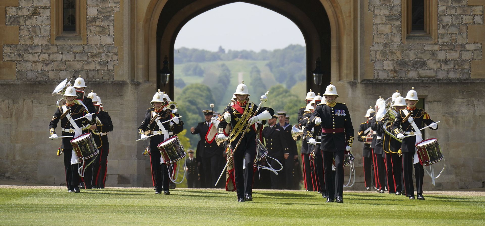 La banda de Royal Marines lleva a los miembros de la Royal Navy al Castillo de Windsor para la ceremonia en la que el Rey Carlos III de Gran Bretaña presentará la Real Orden Victoriana al personal de la Royal Navy por su participación en la procesión fúnebre de la Reina Isabel II en el Castillo de Windsor, Windsor, Inglaterra, martes 30 de mayo de 2023. (Jonathan Brady/Pool vía AP) La banda de Royal Marines lleva a los miembros de la Royal Navy al Castillo de Windsor para la ceremonia en la que el Rey Carlos III de Gran Bretaña presentará la Real Orden Victoriana al personal de la Royal Navy por su participación en la procesión fúnebre de la Reina Isabel II en el Castillo de Windsor, Windsor, Inglaterra, martes 30 de mayo de 2023. (Jonathan Brady/Pool vía AP)
