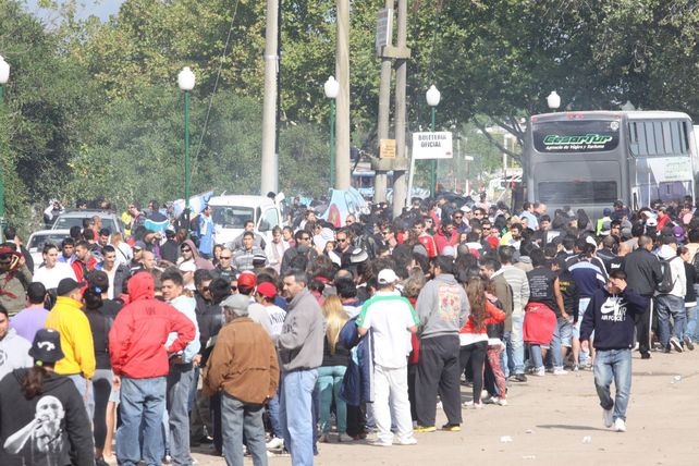 Rito sagrado en Gualeguaychú: 200.000 almas en la misa más grande en Entre Ríos