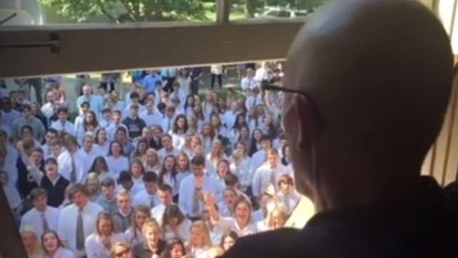 Esperó a que sus alumnos le cantaran la más emotiva de las canciones y después partió en paz