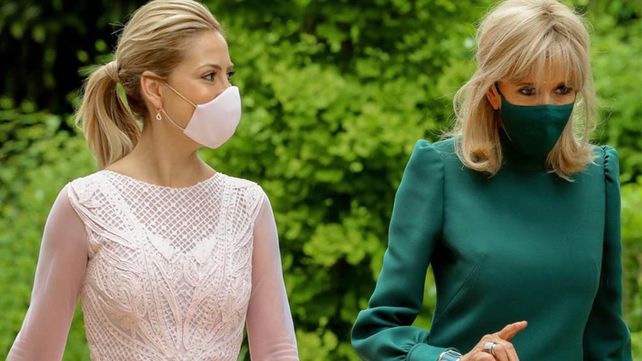 La primera dama Fabiola Yañez y Brigitte Macron en su encuentro en París