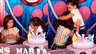 Video: le sopló la velita de cumpleaños a su amiga y todo terminó en descontrol