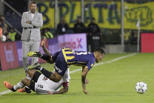 Roja directa. A los ocho minutos de partido el jugador de Riestra Milton Céliz le entró muy duro a Emanuel Coronel y tras la consulta en el VAR el árbitro Merlos lo expulsó.