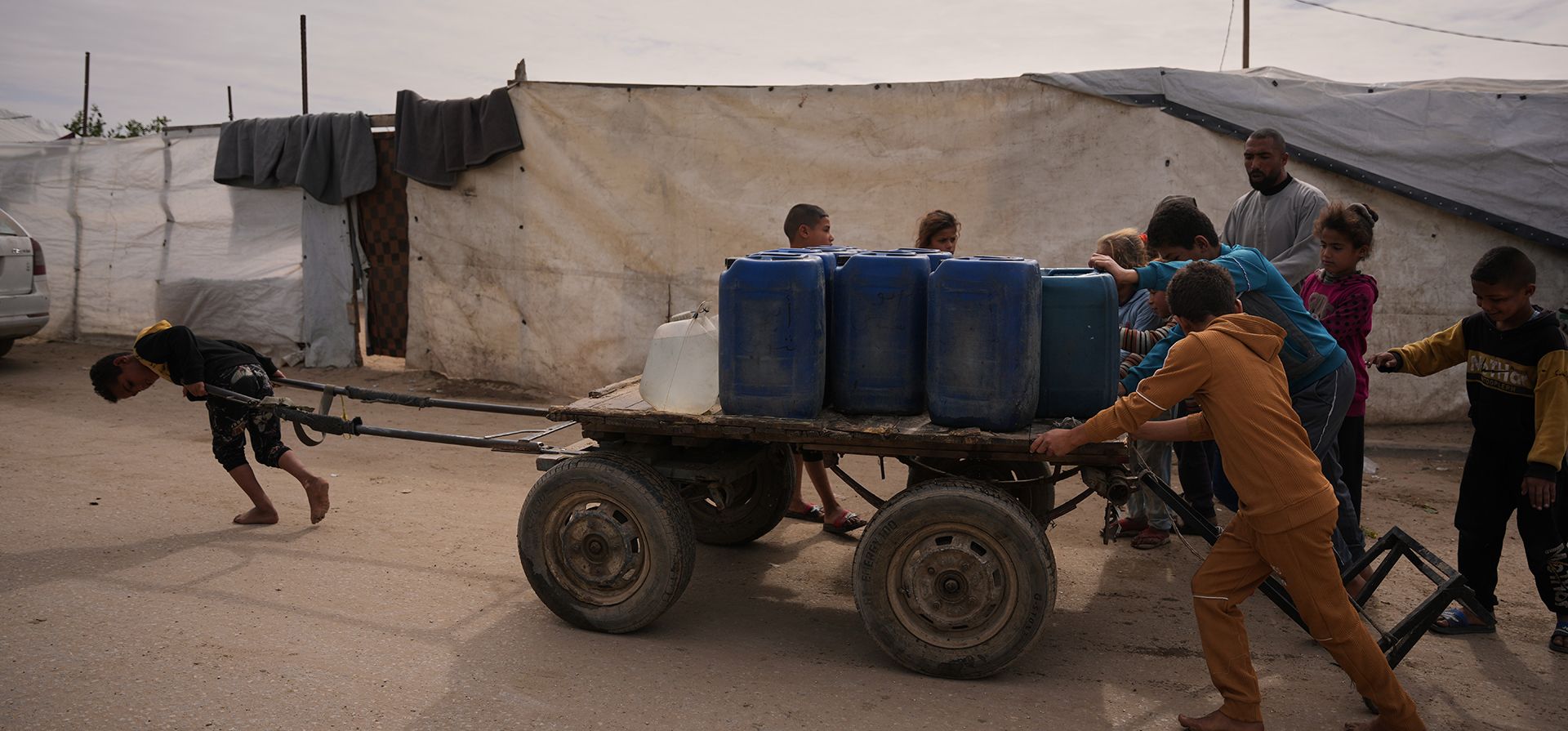 Niños palestinos empujan un carro cargado con contenedores de plástico con agua recolectada de una planta desalinizadora en Khan Younis, al sur de la Franja de Gaza, el viernes 6 de febrero de 2026. (Foto AP/Abdel Kareem Hana) Niños palestinos empujan un carro cargado con contenedores de plástico con agua recolectada de una planta desalinizadora en Khan Younis, al sur de la Franja de Gaza, el viernes 6 de febrero de 2026. (Foto AP/Abdel Kareem Hana)