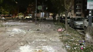 El estado de la plazoleta de los Inmigrantes, en barrio Mariano Comas luego de los festejos de los egresados