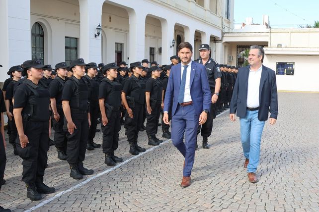 Pullaro en la entrega de uniformes a personal policial y penitenciario.
