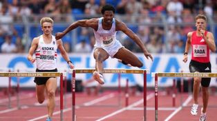 Chris Robinson, el protagonista de una situación inusual. El atleta se impuso en los 400 metros con vallas pese a todo lo que le pasó.&nbsp;