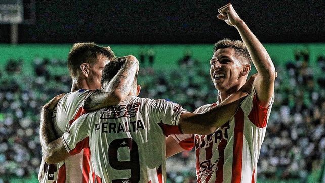 Unión superó como visitante 3-1 a Oriente Petrolero y suma cuatro puntos en la Copa Sudamericana.